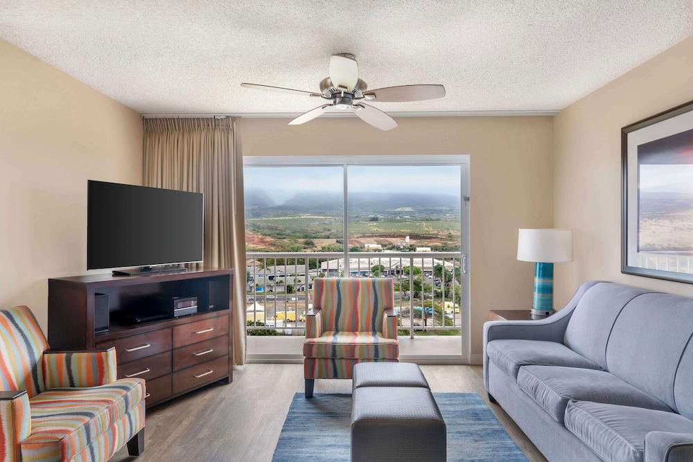 2 Bedroom 1 King 2 Twins Suite with Balcony - Photo 2