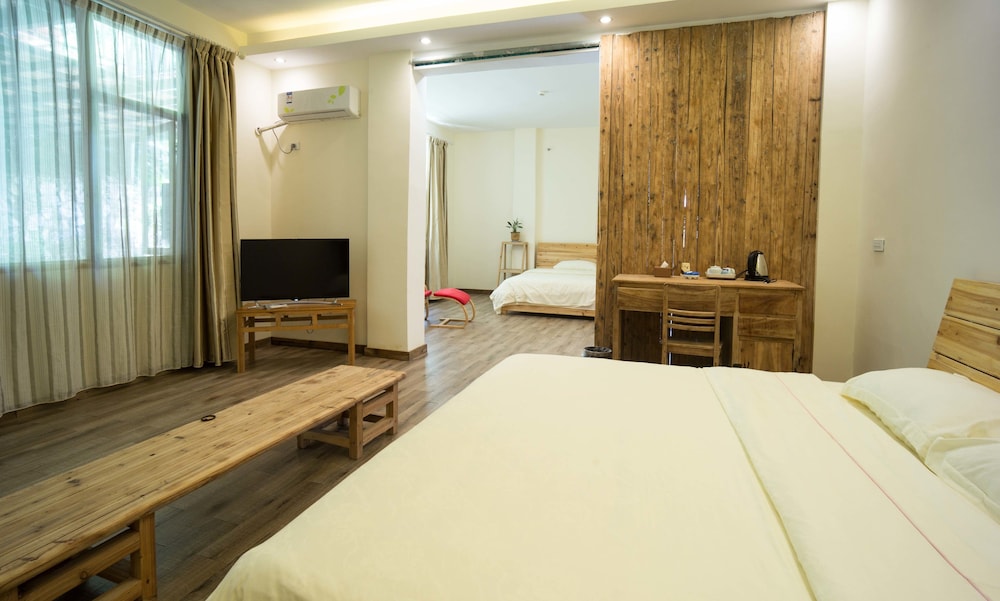 Deluxe Family Room With Mountain View photo 3
