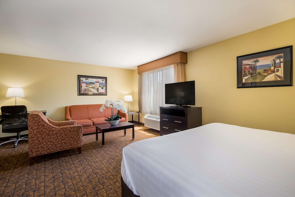 Standard Room, 1 King Bed, Non Smoking, Refrigerator & Microwave (Oversized Room;with Sofabed) - Photo 4