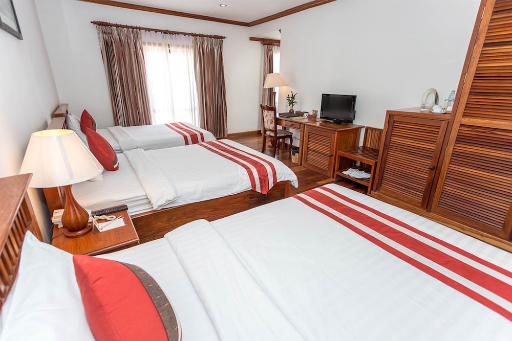 Deluxe Triple Room with Balcony - Photo 11