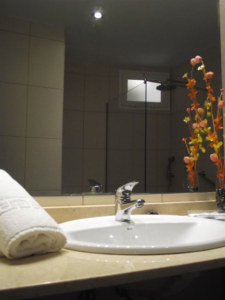 Standard Triple Room (Interior) - Photo 5
