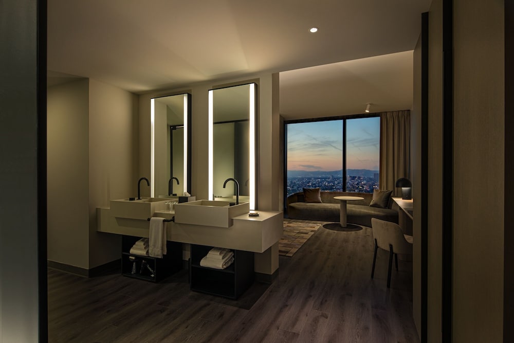 Studio Suite, 1 King Bed (Mobility/Hearing Accessible, Tub) thumbnail 6