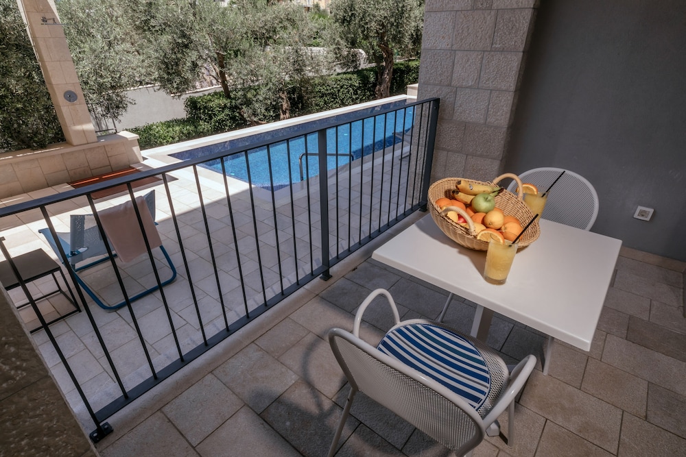 Junior Suite, 1 Bedroom, Pool Access, Poolside photo 1