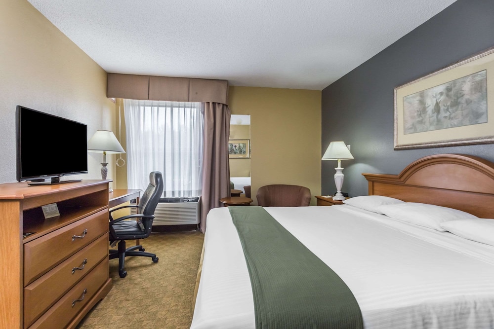 Standard Room, 1 King Bed - Photo 1