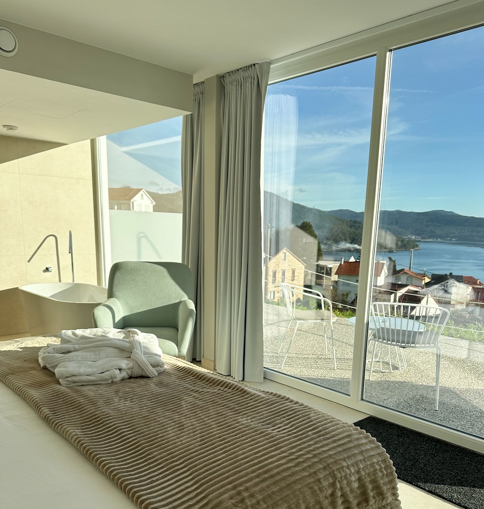 Superior Room, 1 King Bed, Terrace, Sea View photo 3