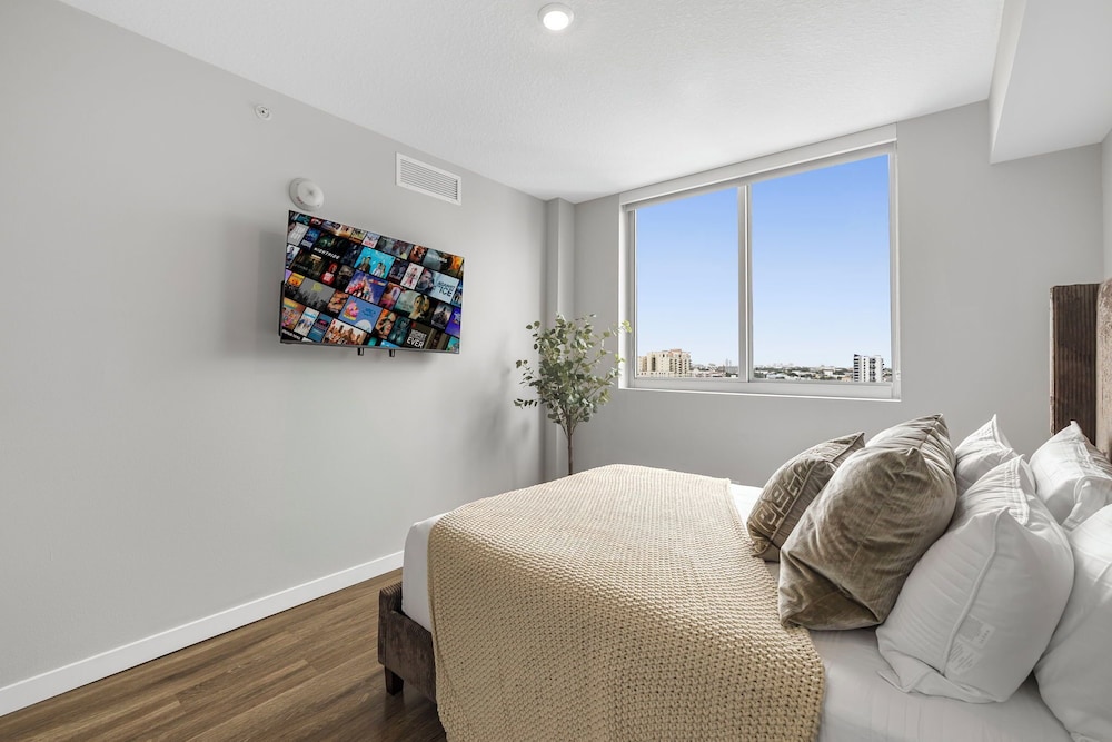 Deluxe Condo, Balcony, City View photo 3