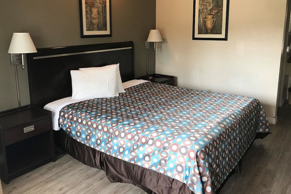 Standard Room, 1 King Bed, Non Smoking - Photo 3