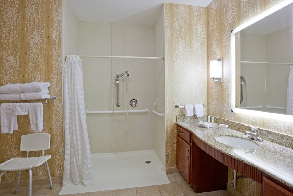 Suite, 2 Queen Beds, Accessible, Non Smoking (Mobility & Hearing, Roll-in Shower) - Photo 3