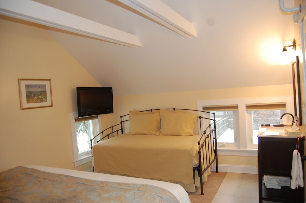 Family Suite, 2 King and 2 Twin Beds (per suite) photo 2