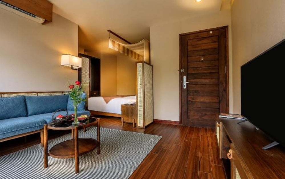 Deluxe King with Ocean View and Balcony