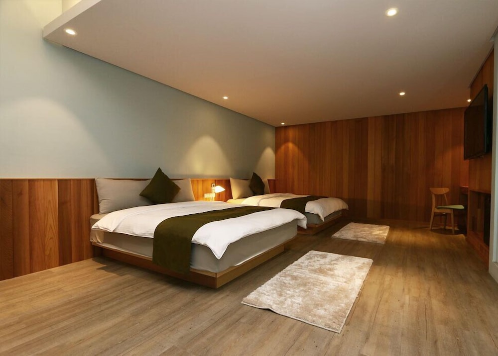 Standard Quadruple Room (307) photo 3