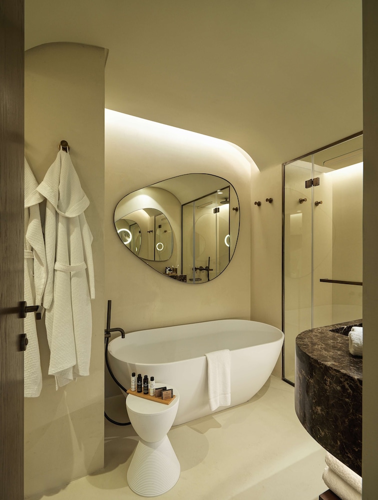 Deluxe Suite, 1 King Bed, Sea View - Photo 11