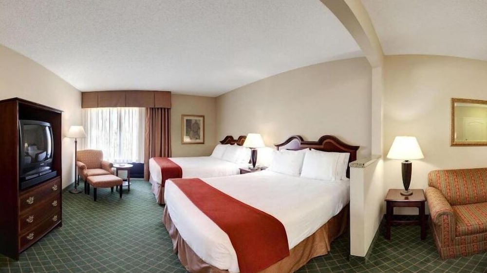 Suite, 2 Queen Beds, Accessible (Roll-In Shower)