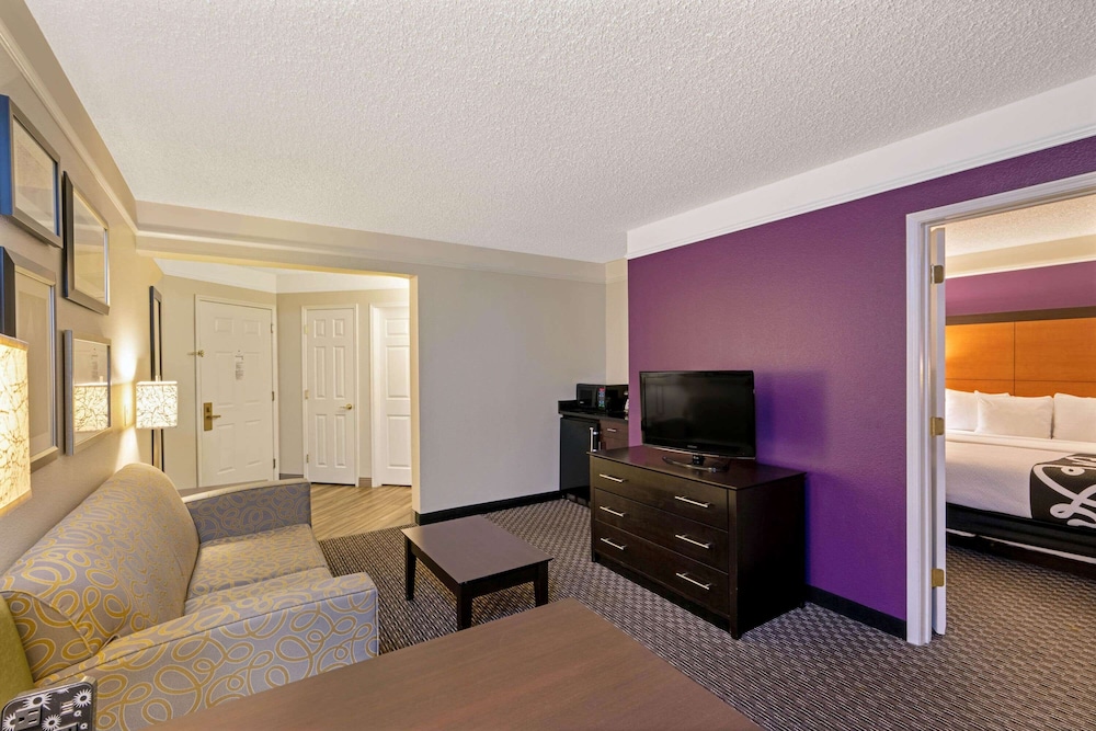 Deluxe Suite, 1 King Bed, Non Smoking - Photo 5