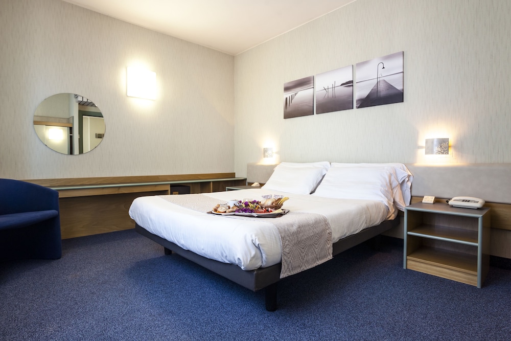 Standard Room, 1 Queen Bed - Photo 2