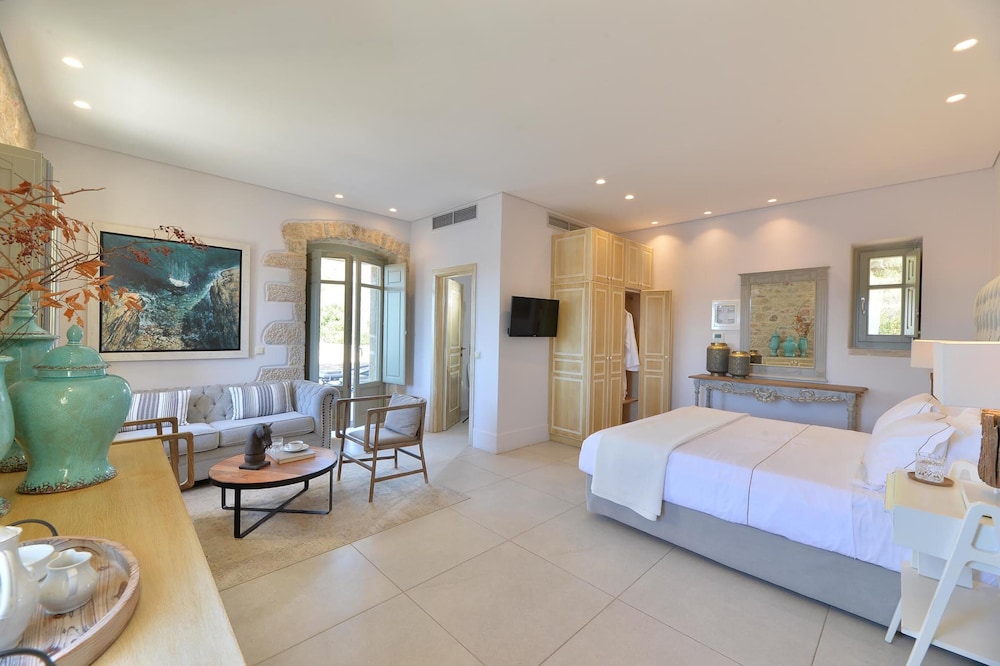 Deluxe Suite, Sea View - Photo 1