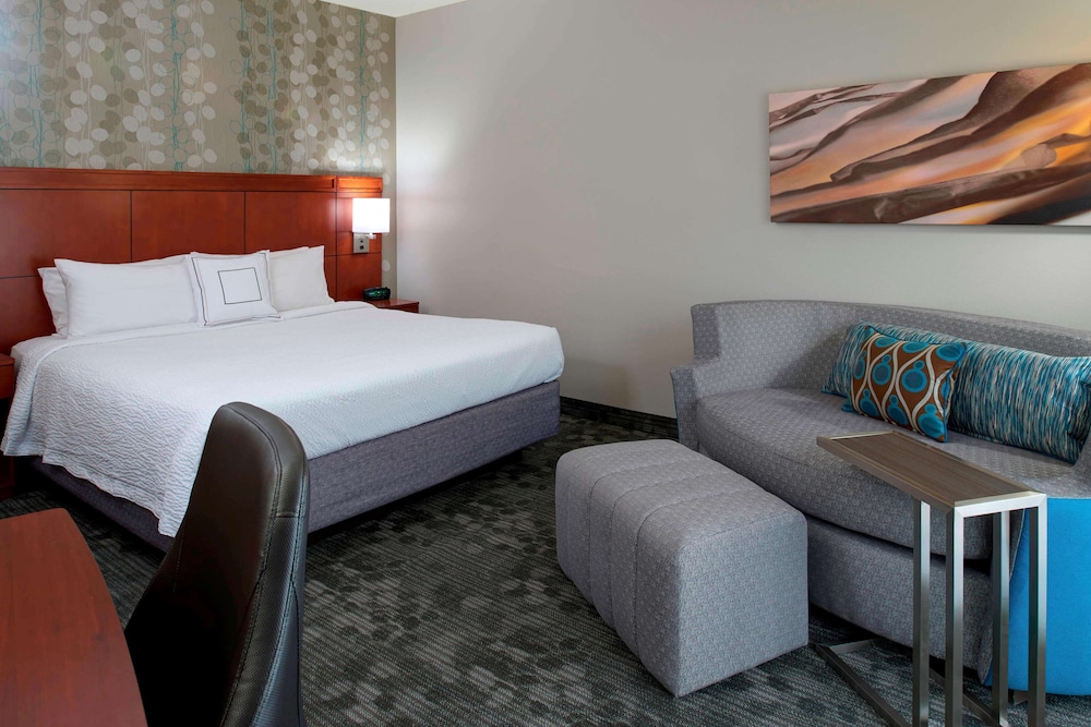 Deluxe Room, 1 King Bed with Sofa bed - Photo 1
