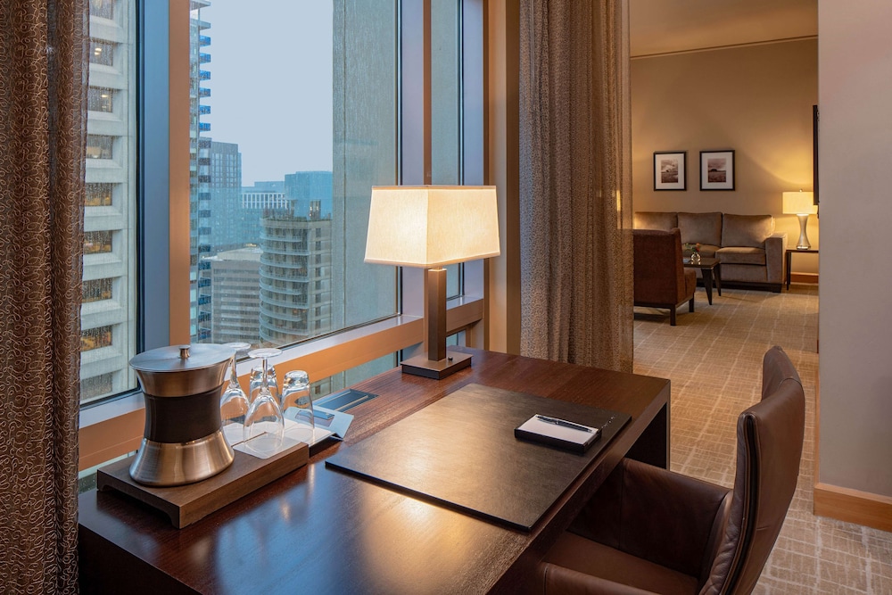 Suite, 1 King Bed (Emerald Suite) thumbnail 6