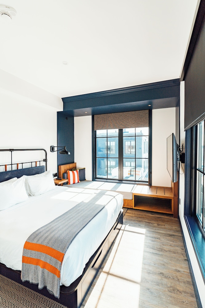 Room, 1 King Bed (Marina) photo 2