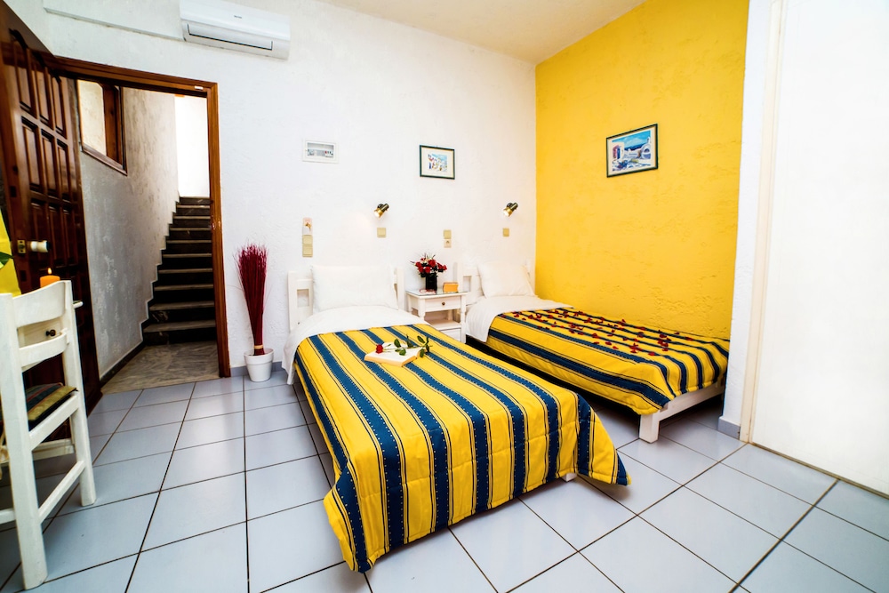 Romantic Studio (Semi-Basement) photo 1