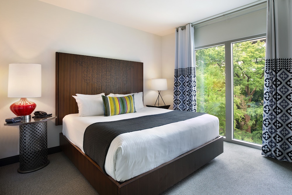 Suite, 1 King Bed, Non Smoking, River View (Corner) - Photo 5