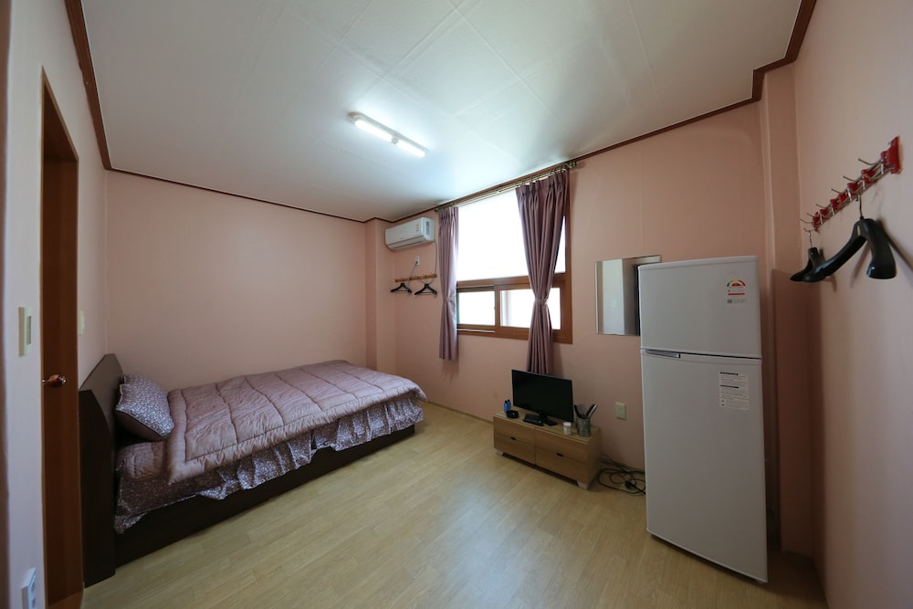 Room (305) photo 1