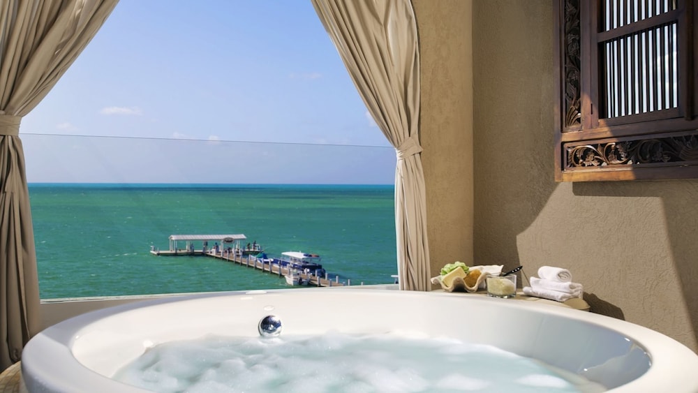 Lodge Oceanfront King Suite - Photo 4