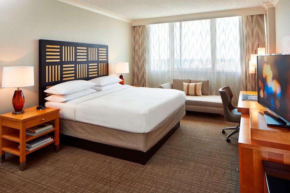 King Room with Adapted Tub - Mobility and Hearing Accessible