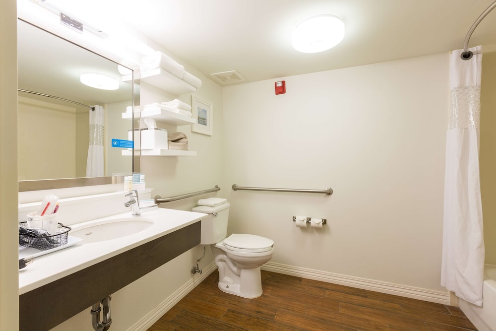 Room, 1 King Bed, Accessible - Photo 2
