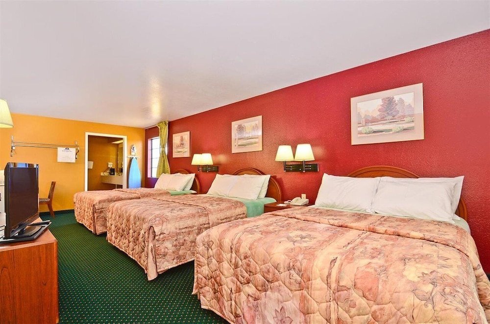 Pine Point Inn & Suites