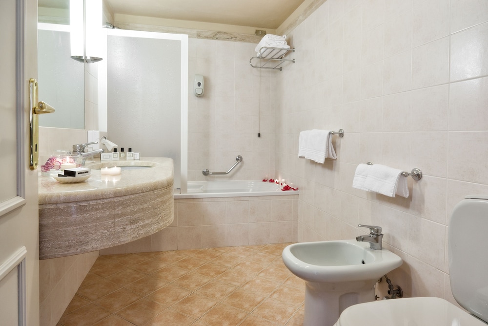 Deluxe Double or Twin Room - Photo 6