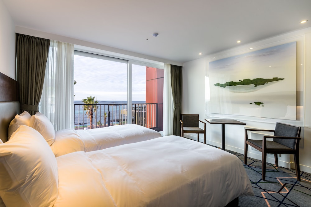 Superior Twin Room, Partial Ocean View photo 3
