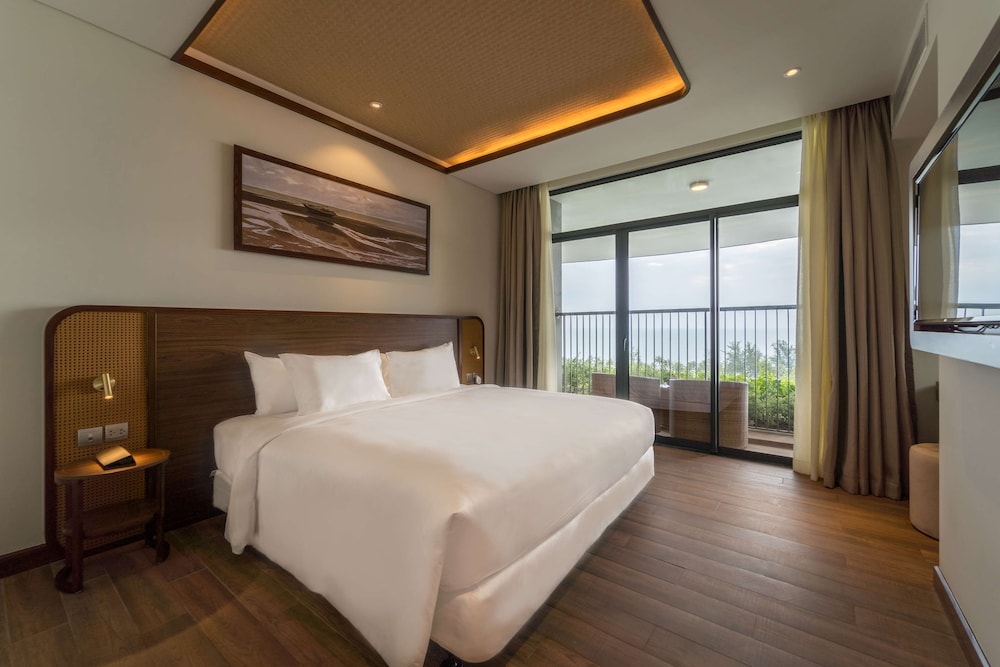 Executive Room, 1 King Bed, Non Smoking, Balcony (Living Room) photo 2