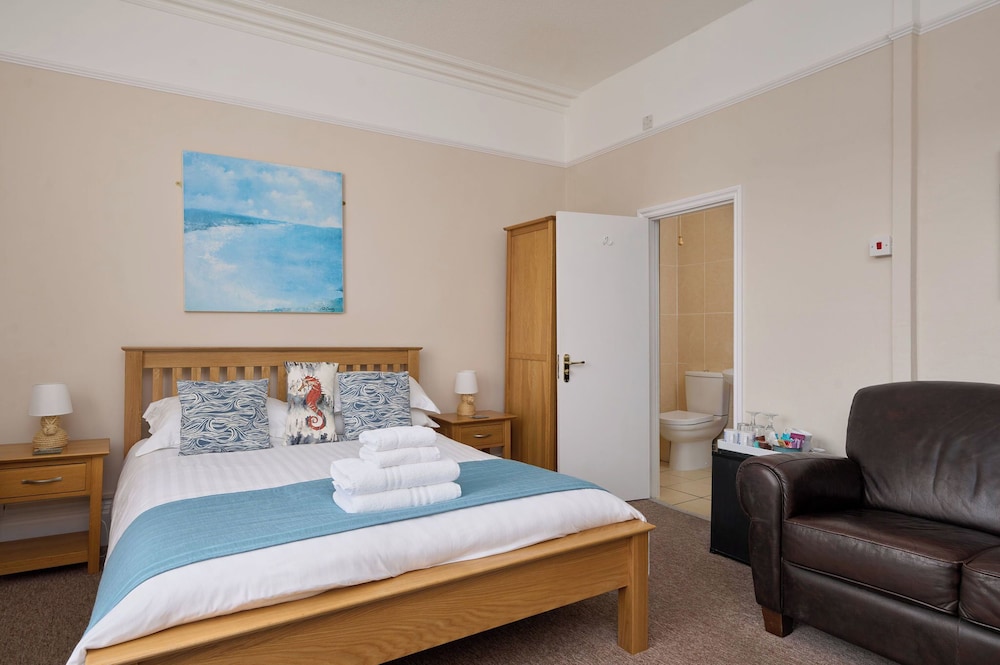 Premier Room, 1 King Bed, Ensuite photo 2