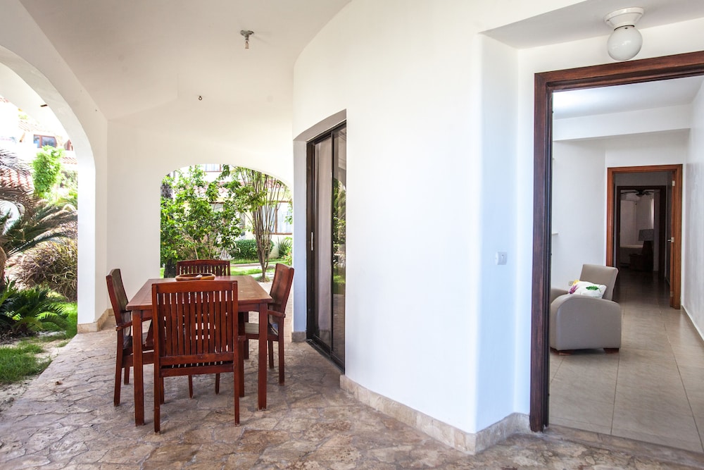 Los Corales Moonstar Superior Beachfront Suite photo 3