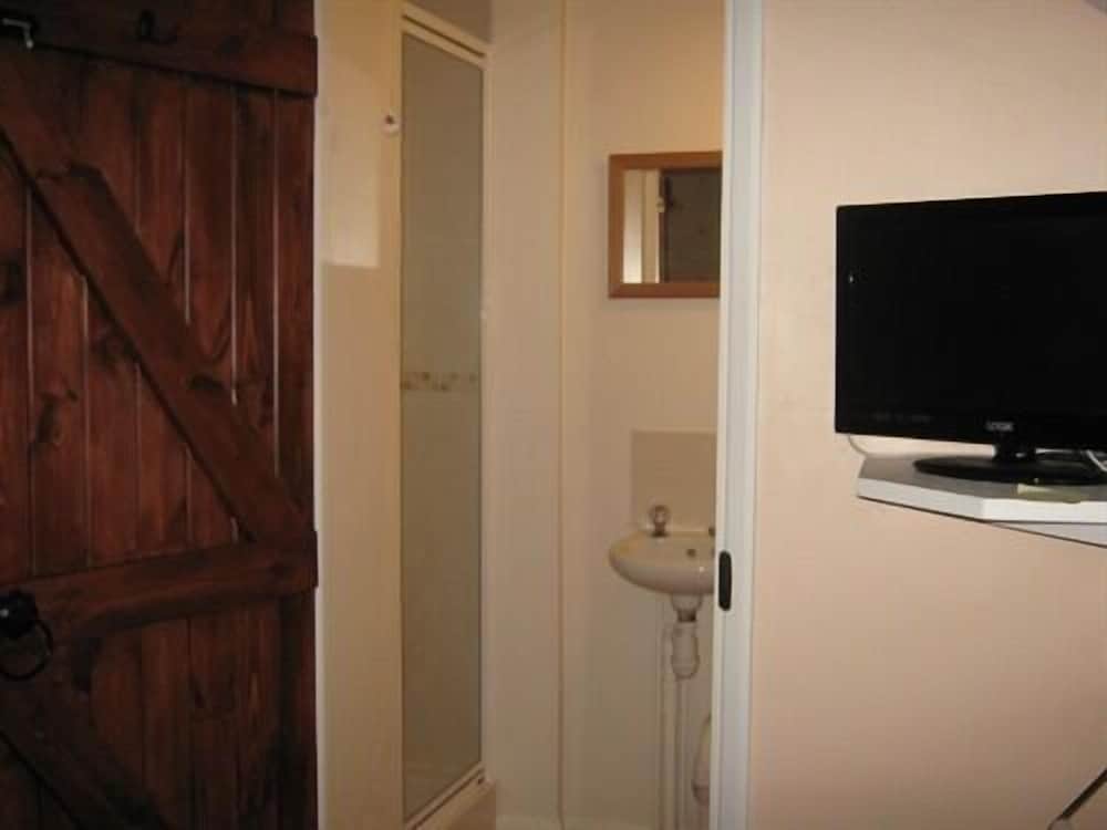 Suite, Ensuite photo 3