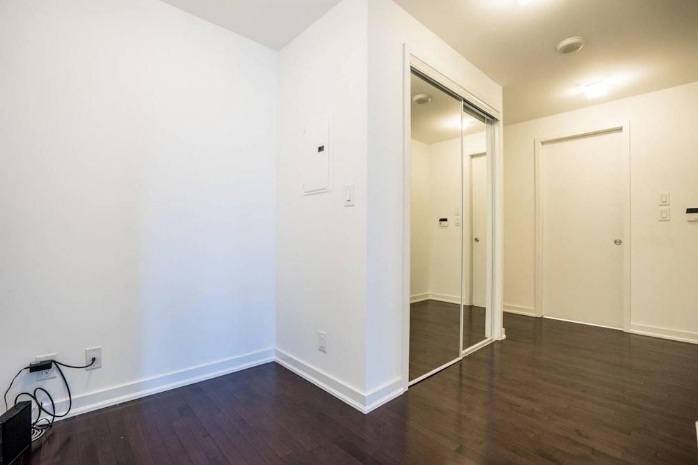 Aaira Suites at 65 Bremner Blvd, Foto 8