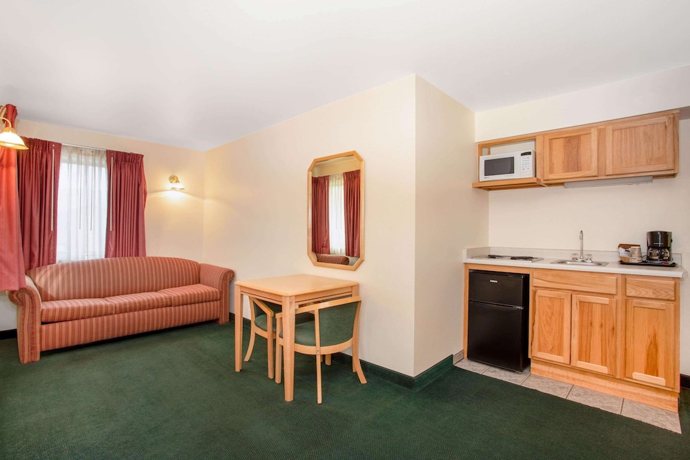 Studio Suite, 1 King Bed, Non Smoking photo 3