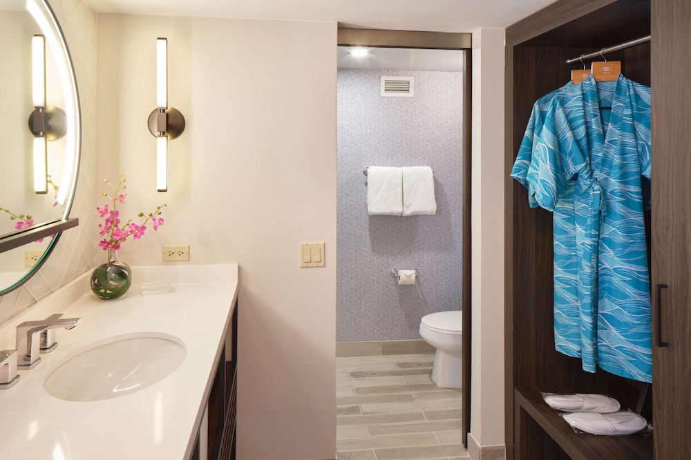 Diamond Head Room, 1 King Bed, Ocean View - Photo 11