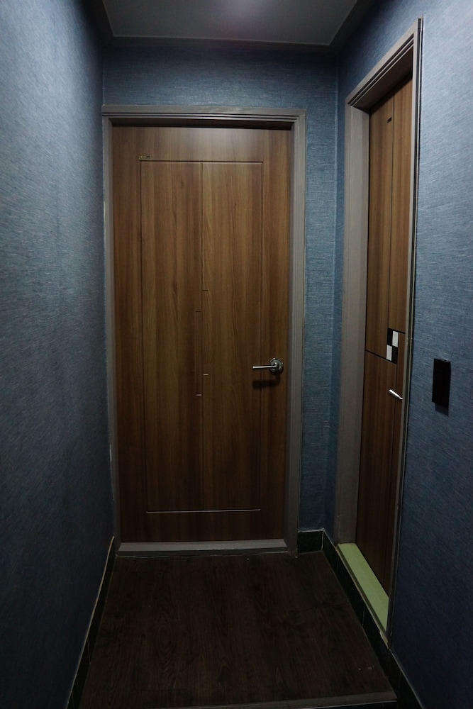 Economy Double Room, 1 Queen Bed photo 3