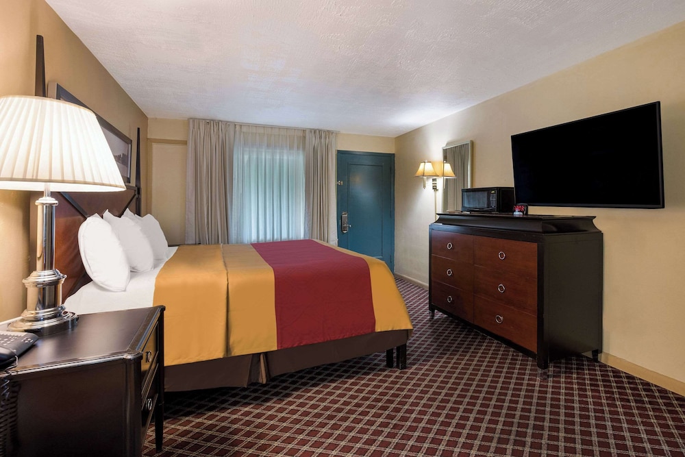 Standard Room, 1 King Bed, Non Smoking photo 3