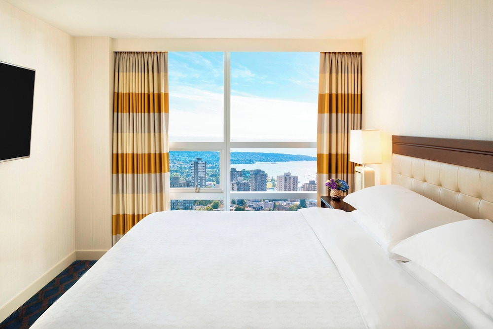 Club Room, Multiple Beds (Bedroom 1: 1 King.  Bedroom 2: 1 King) - Photo 4