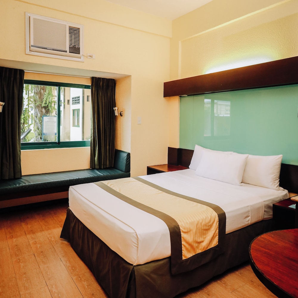 Standard Room, 1 Queen Bed, Accessible photo 2