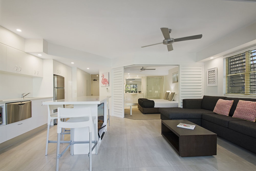 Two Bedroom Poolside Apartment - Photo 1