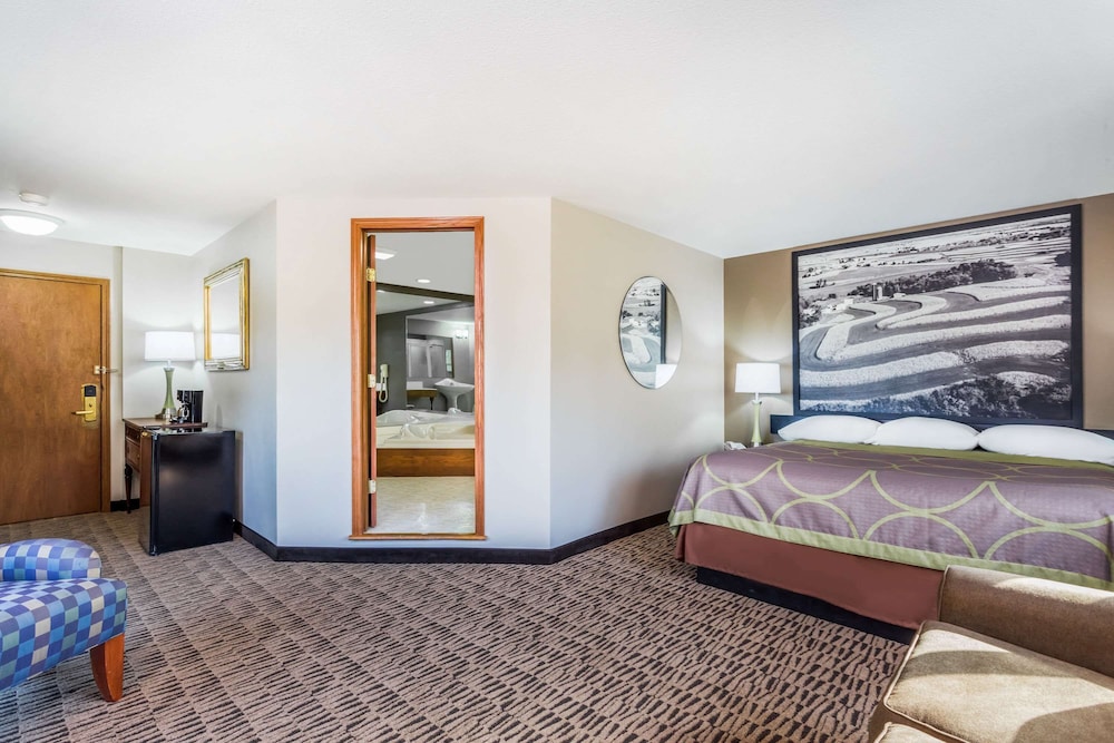 Deluxe Suite, 1 King Bed, Non Smoking, Jetted Tub