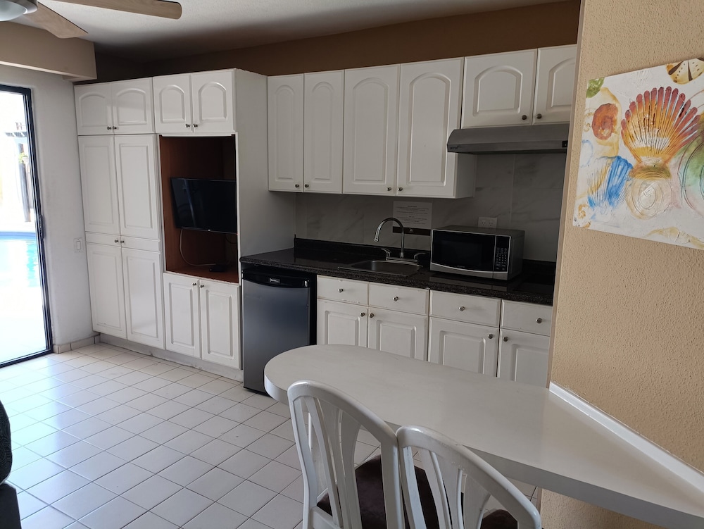 Family Room, 2 Bedrooms, Pool View - Photo 6