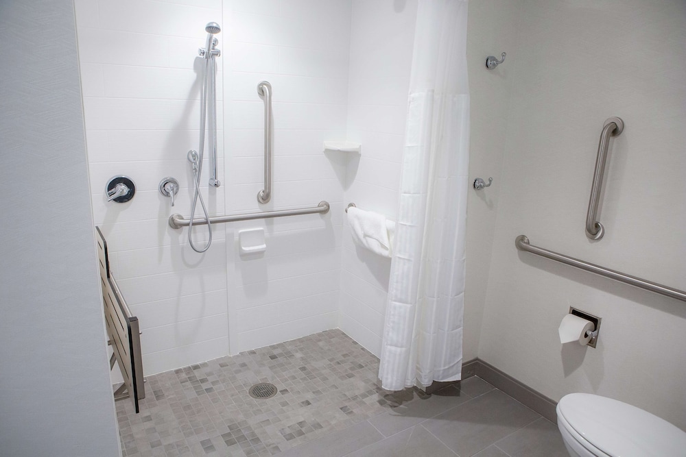 Room, 2 Queen Beds, Accessible (Roll-In Shower) photo 3
