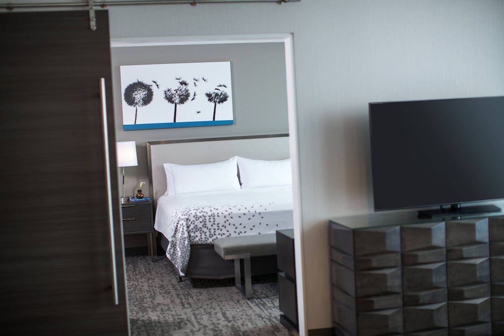 Deluxe Studio Suite, 1 King Bed (Hearing Accessible) - Photo 1