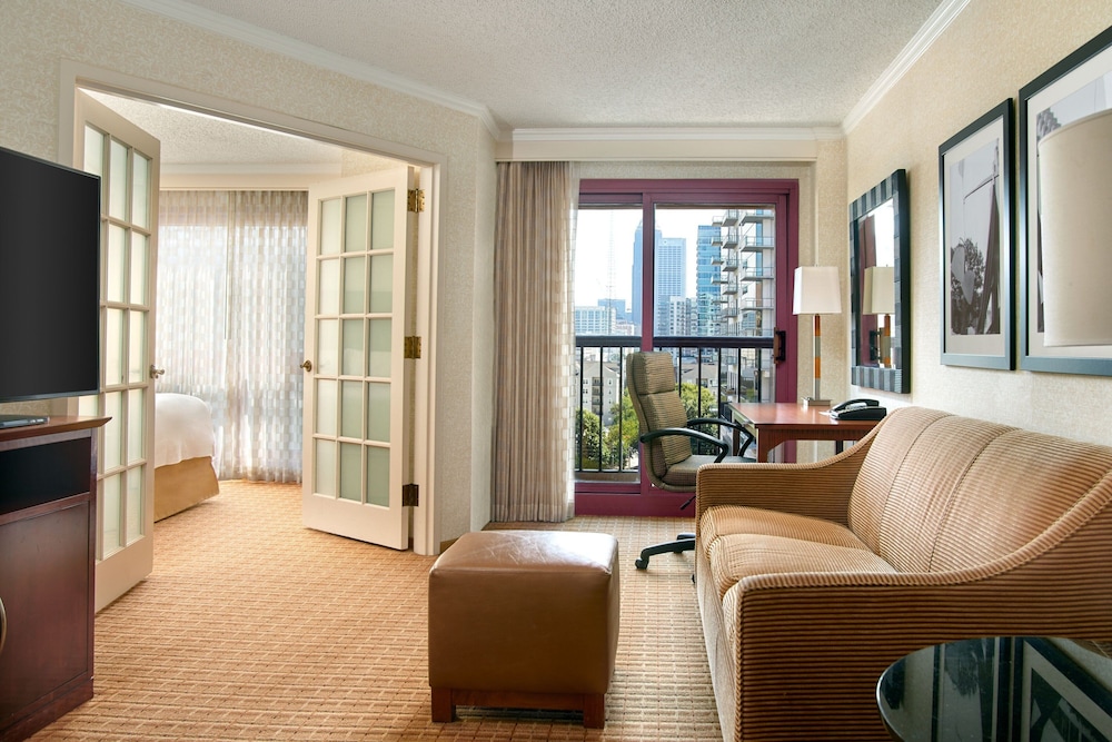 Suite, 1 Bedroom, Balcony - Photo 1