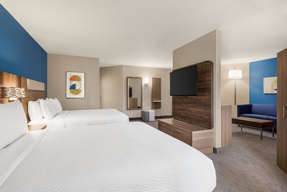 Suite, Multiple Beds, River View - Photo 3